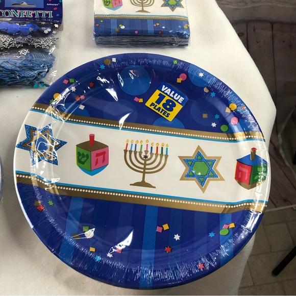Hanukkah Celebrations Chanukah Party Plates Napkins Cups Confetti Serves 18 NEW - Picture 2 of 12